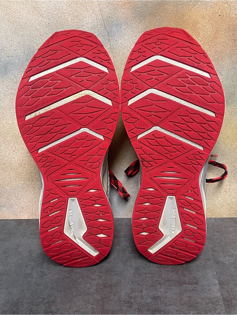 Brooks Levitate 6 Christmas Run Merry Women’s Running Shoes White/Red Size 8.5B - Picture 16 of 16